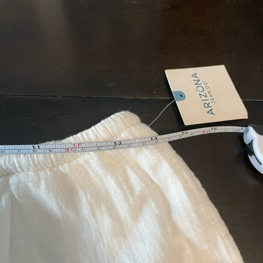 BNWT Arizona Women’s White Floral Embroidered Shorts in size medium - Picture 7 of 10